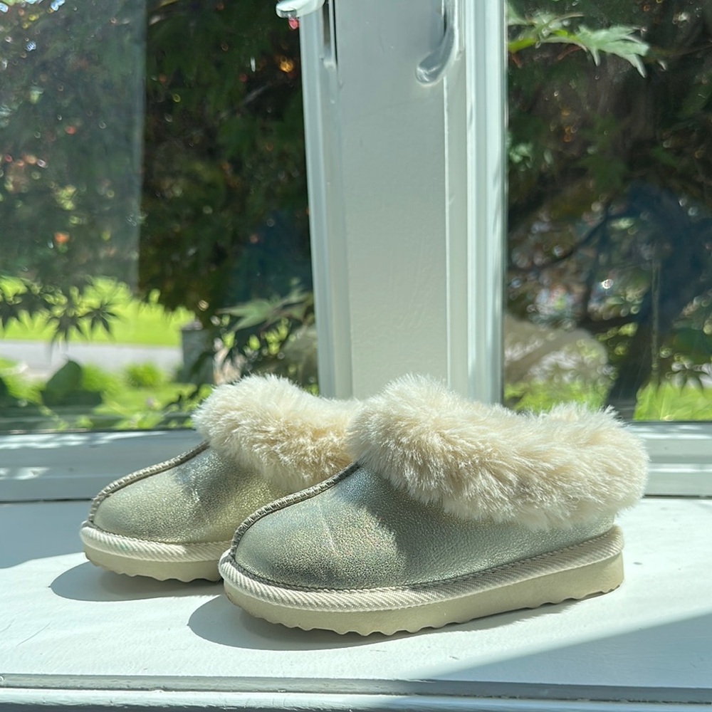 Toddler girl gold shimmer fuzzy slippers